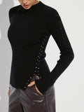 Strickpullover mit seitlichen Schlitzen und Nietenbesatz