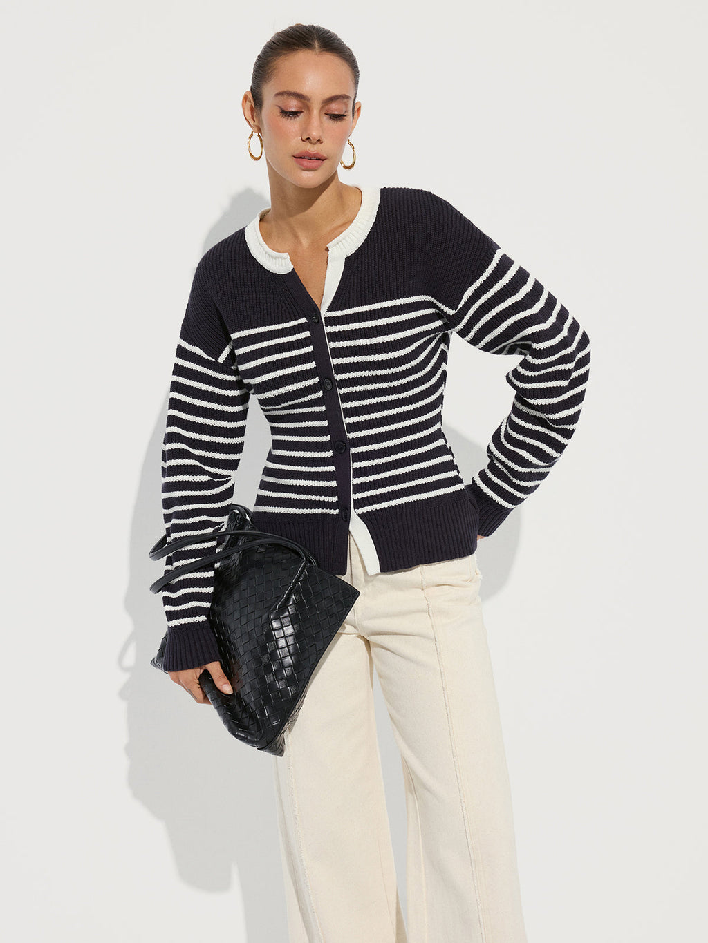 Gestreifte Strickjacke mit Knopfleiste