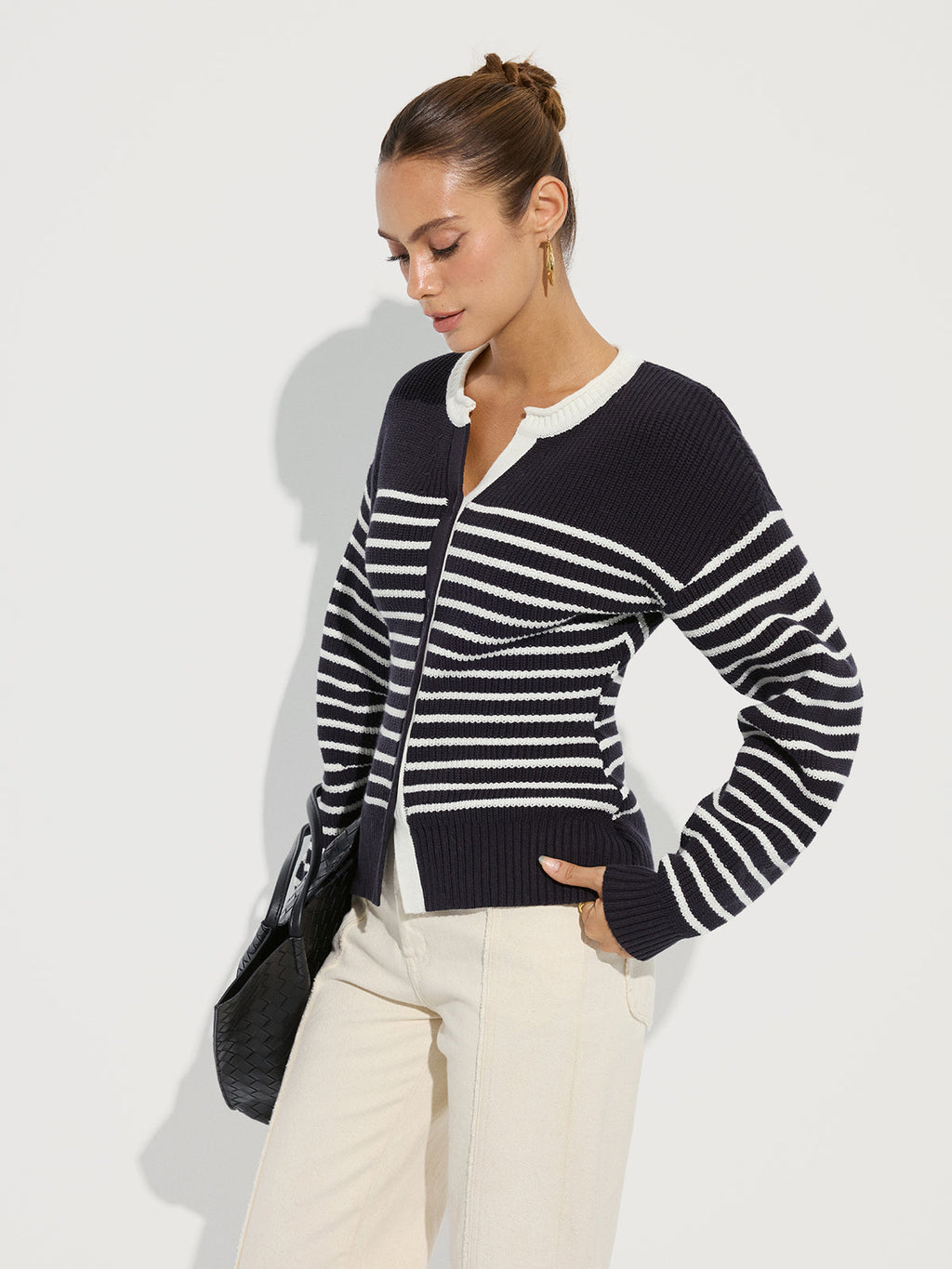 Gestreifte Strickjacke mit Knopfleiste