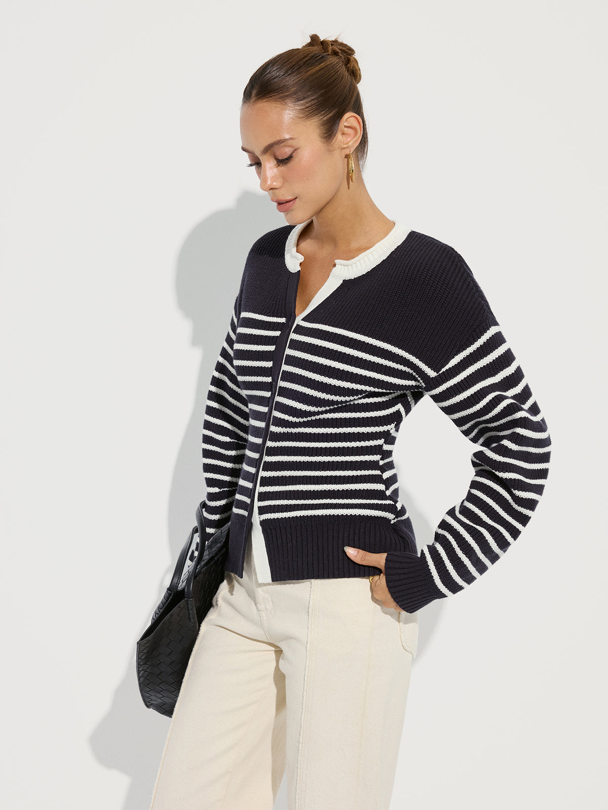 Gestreifte Strickjacke mit Knopfleiste