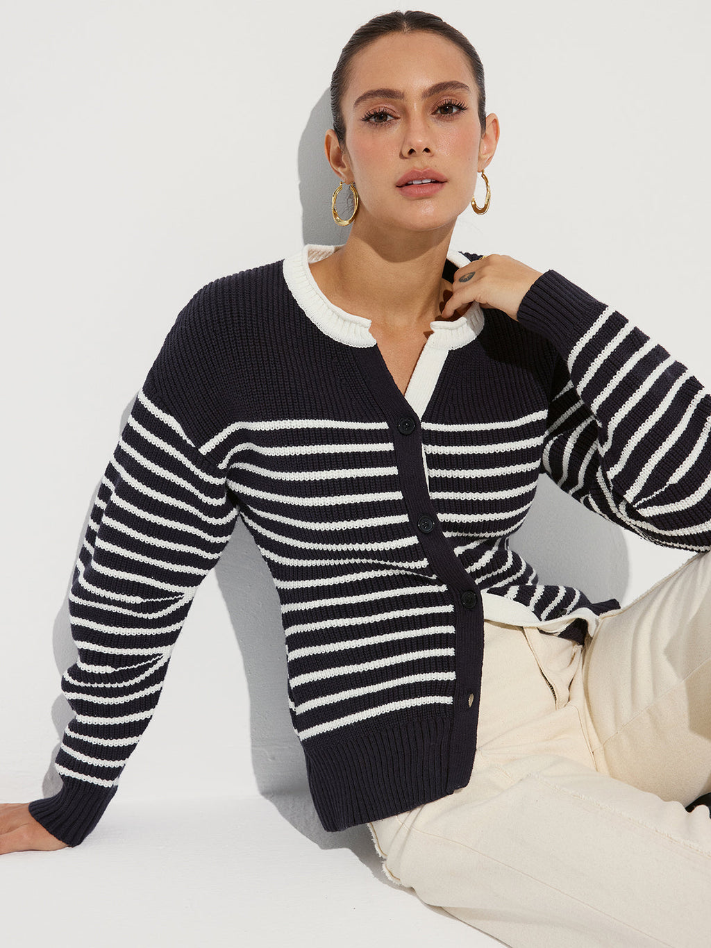 Gestreifte Strickjacke mit Knopfleiste