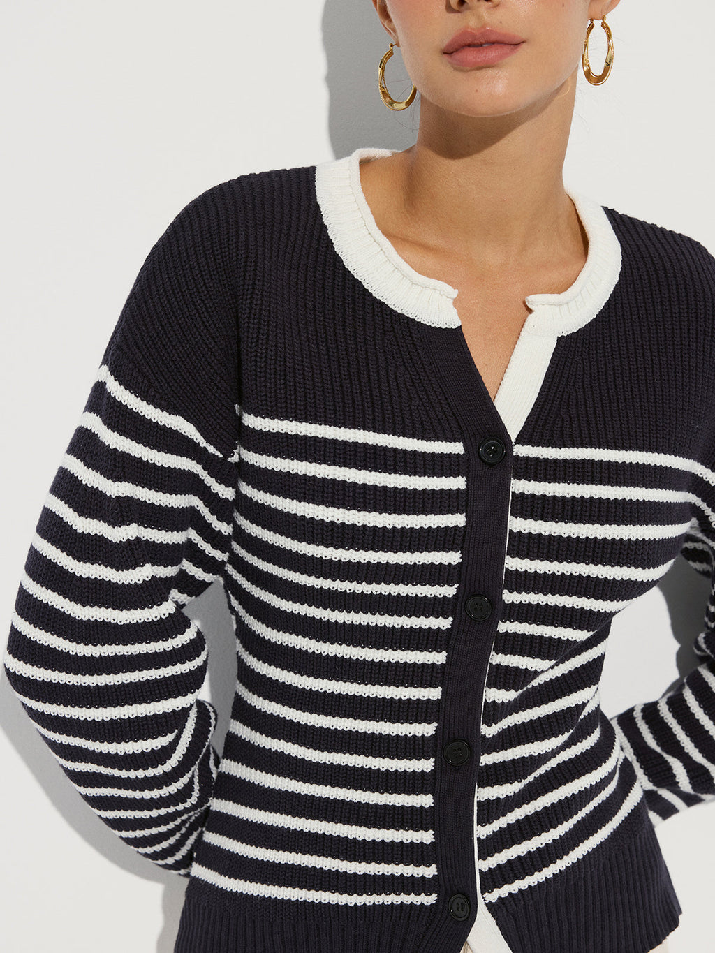 Gestreifte Strickjacke mit Knopfleiste