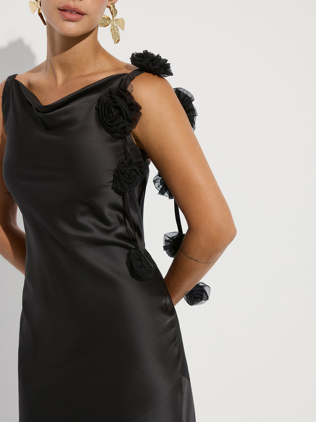 Rückenfreies Meerjungfrauenkleid aus Satin mit 3D-Blumen