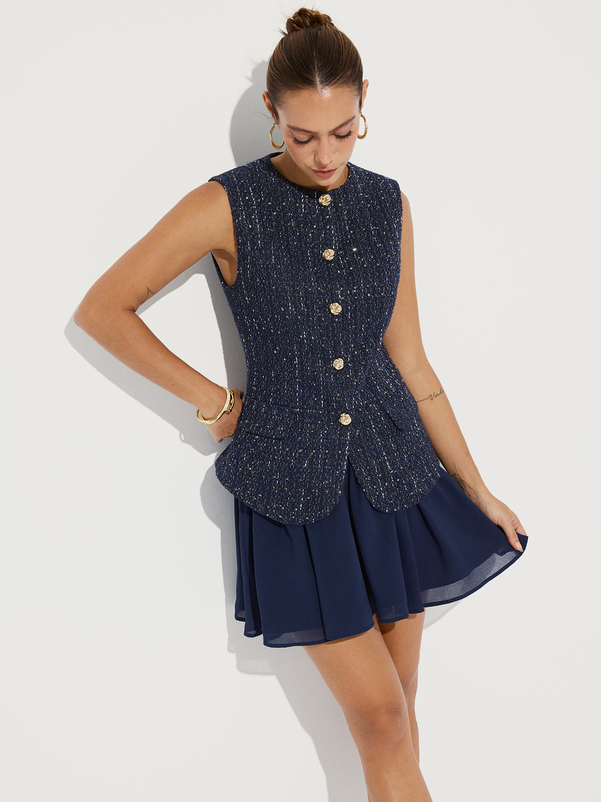 Ärmelloses Oberteil aus Tweed und Chiffon-Minirock-Set