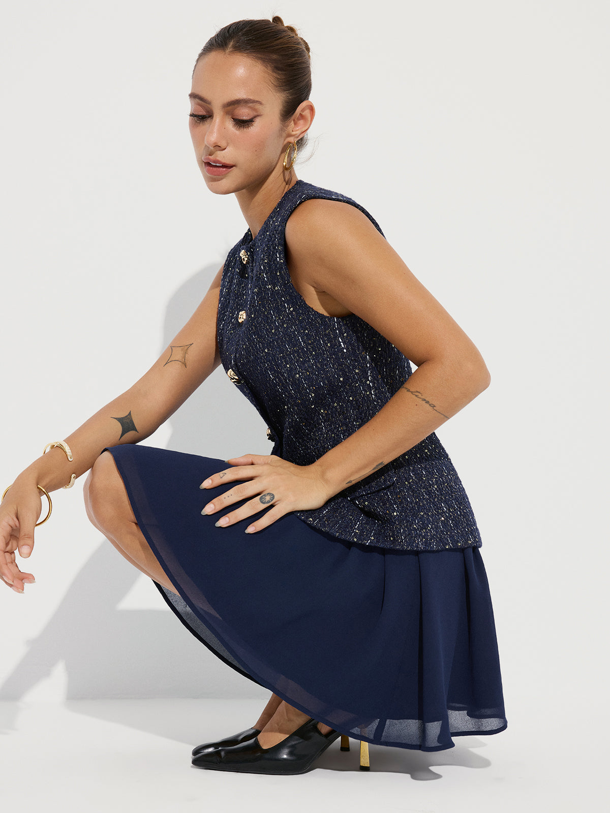 Ärmelloses Oberteil aus Tweed und Chiffon-Minirock-Set