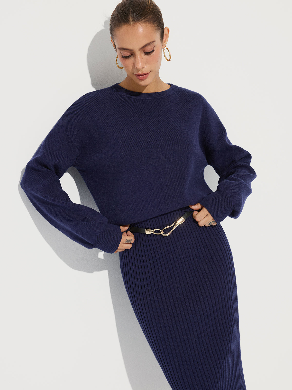 Strickpullover mit Rundhalsausschnitt und gerippter Midirock