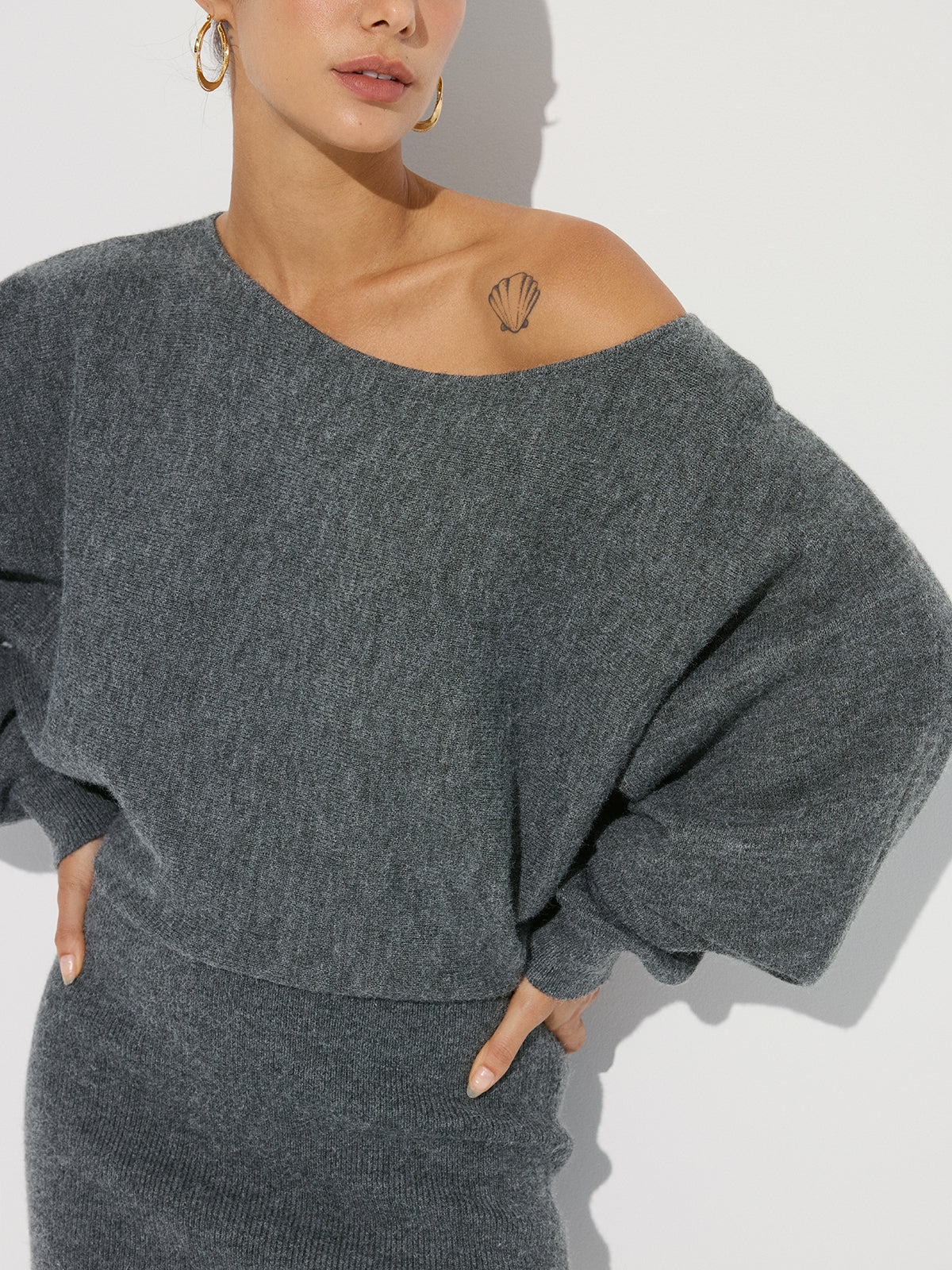 Asymmetrisches schulterfreies Strick-Minikleid