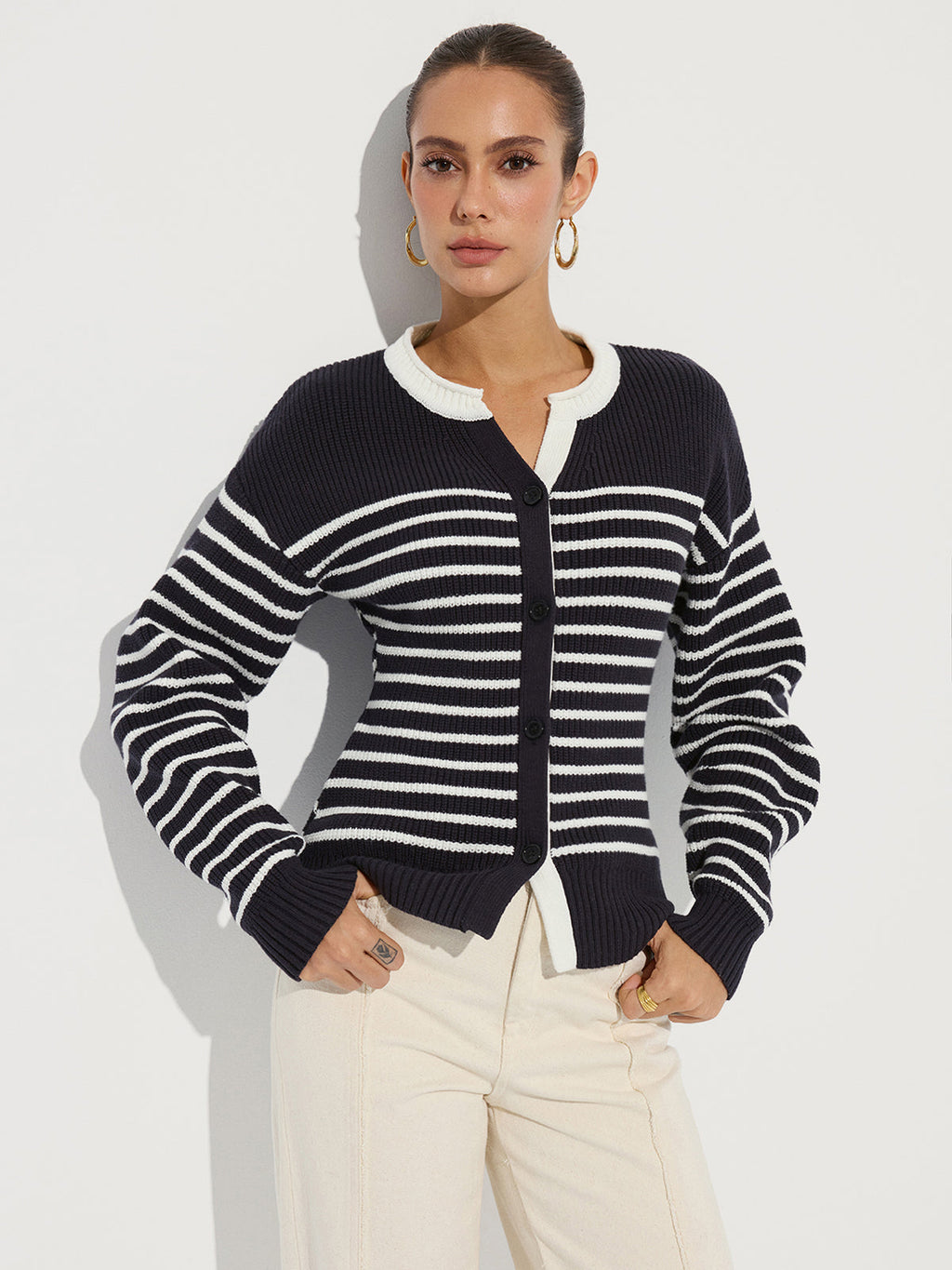 Gestreifte Strickjacke mit Knopfleiste