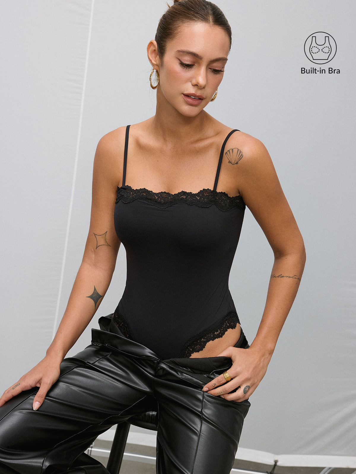 BH-freier Body mit Spitzensaum