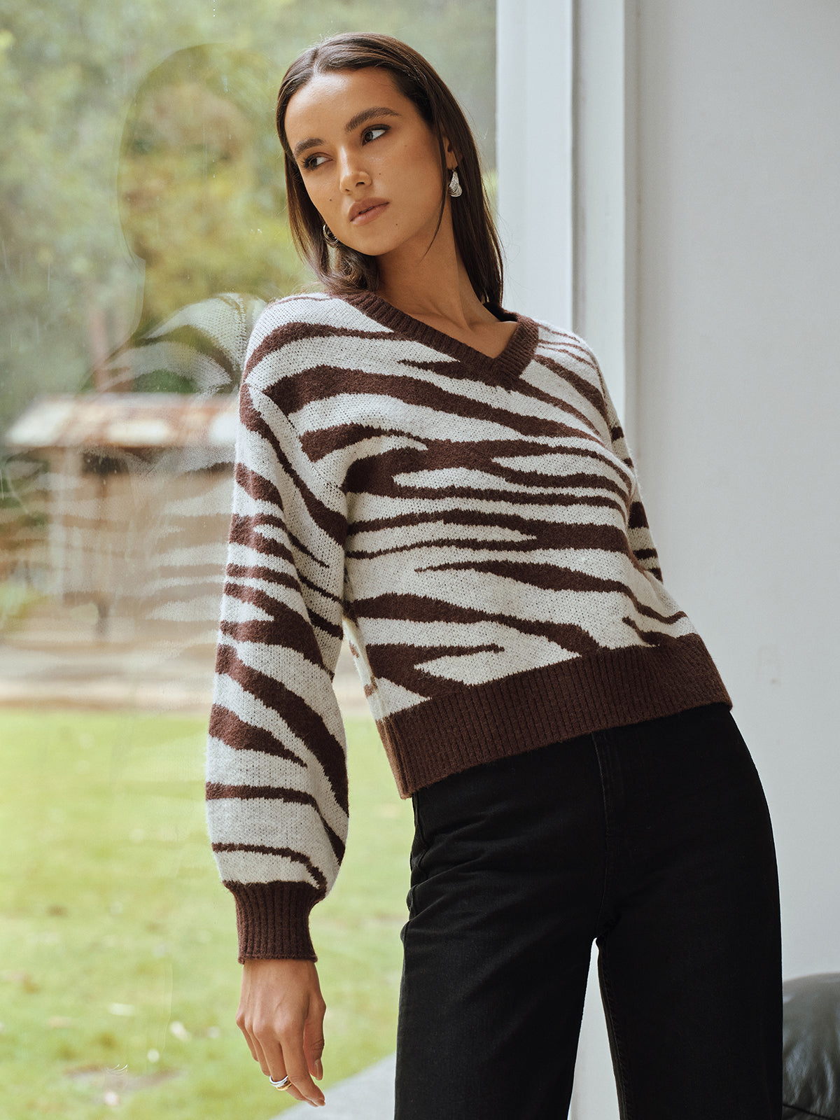 V-Ausschnitt-Pullover mit Zebramuster