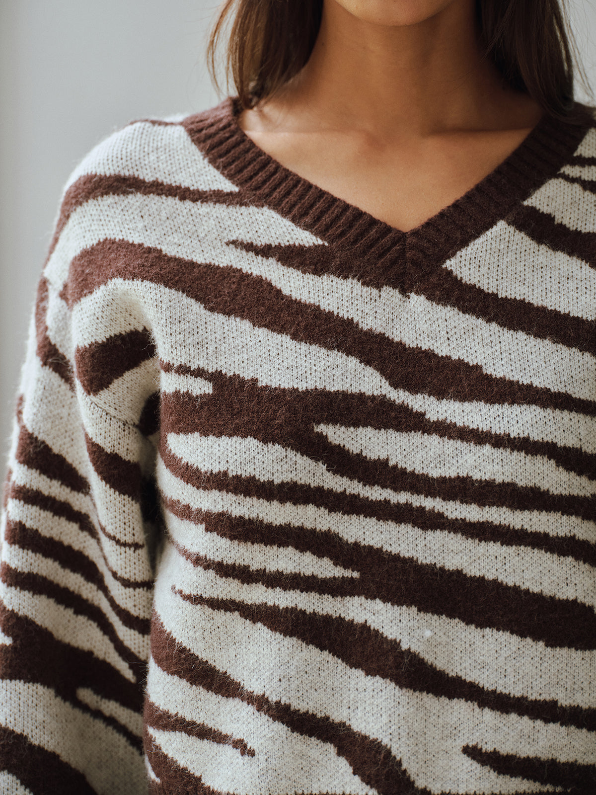 V-Ausschnitt-Pullover mit Zebramuster