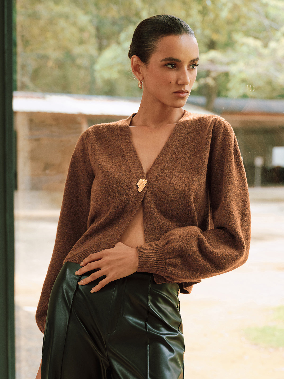 Strickjacke mit V-Ausschnitt und Metallknöpfen