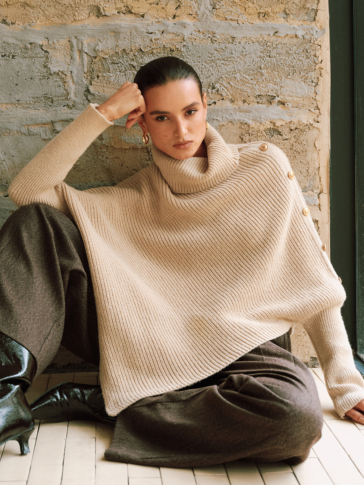 Rollkragen-Poncho-Pullover mit Metalldetail