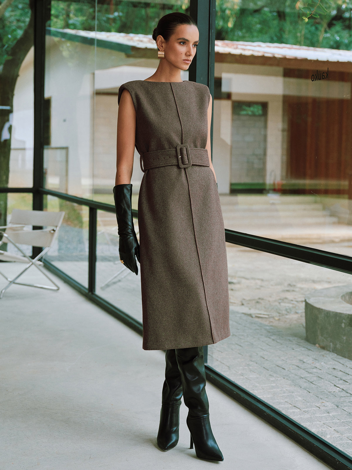 Ärmelloses Midi-Kleid mit Gürtel