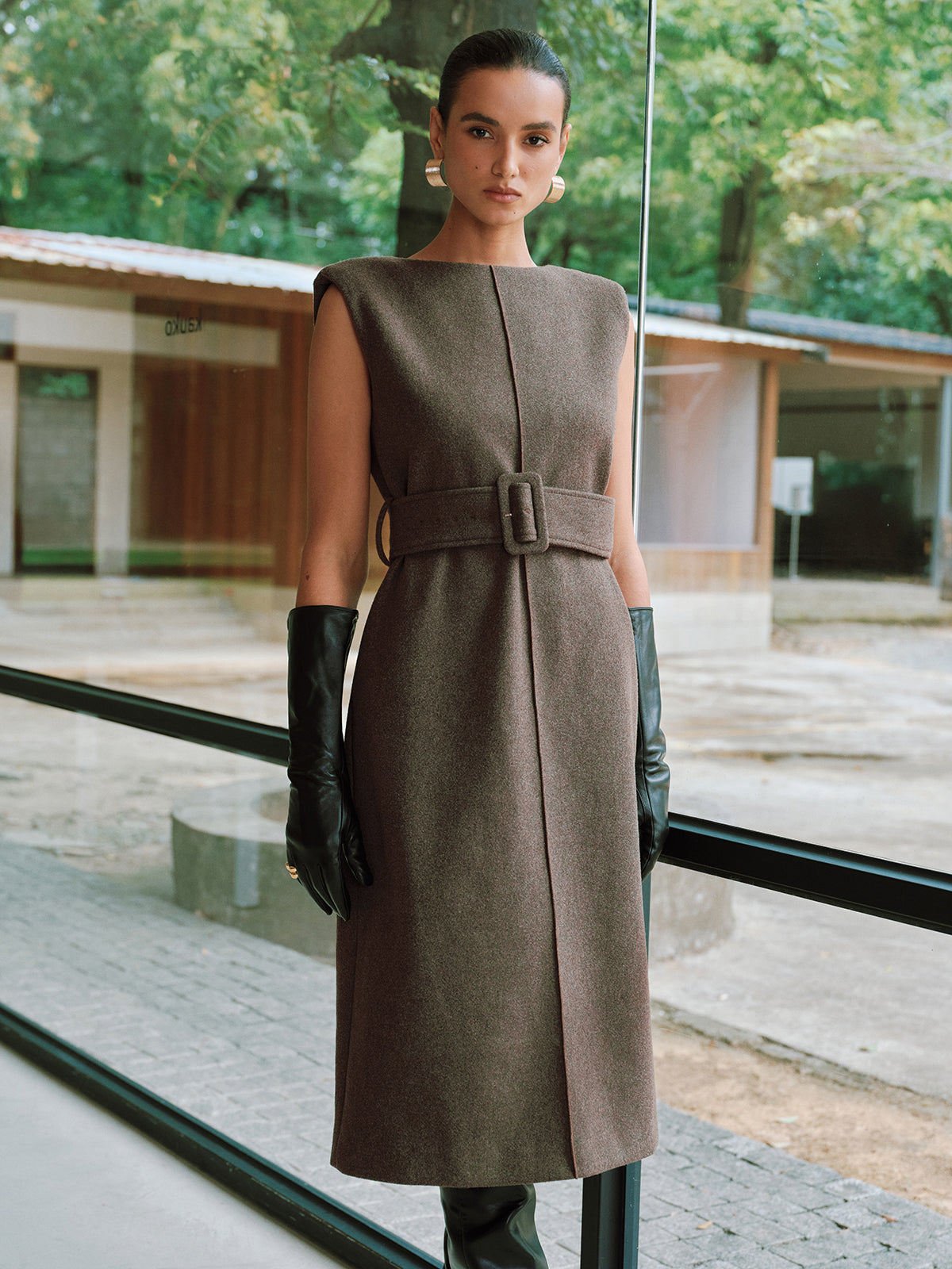 Ärmelloses Midi-Kleid mit Gürtel