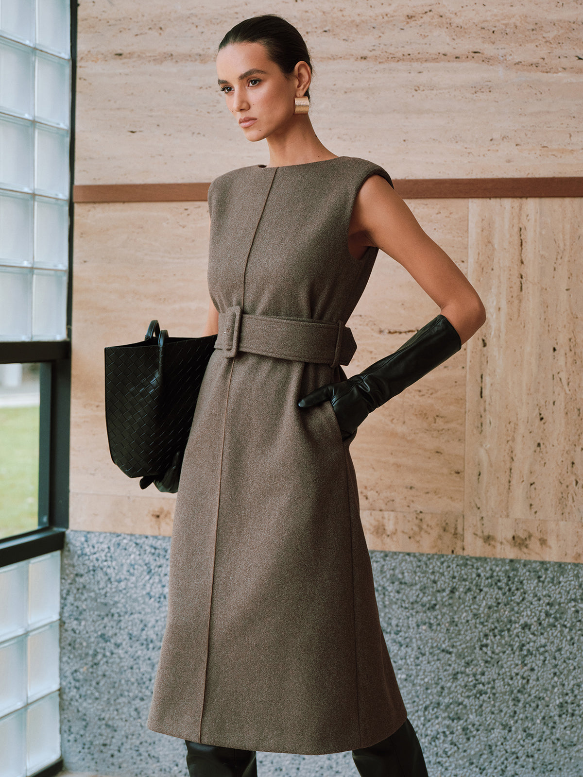 Ärmelloses Midi-Kleid mit Gürtel