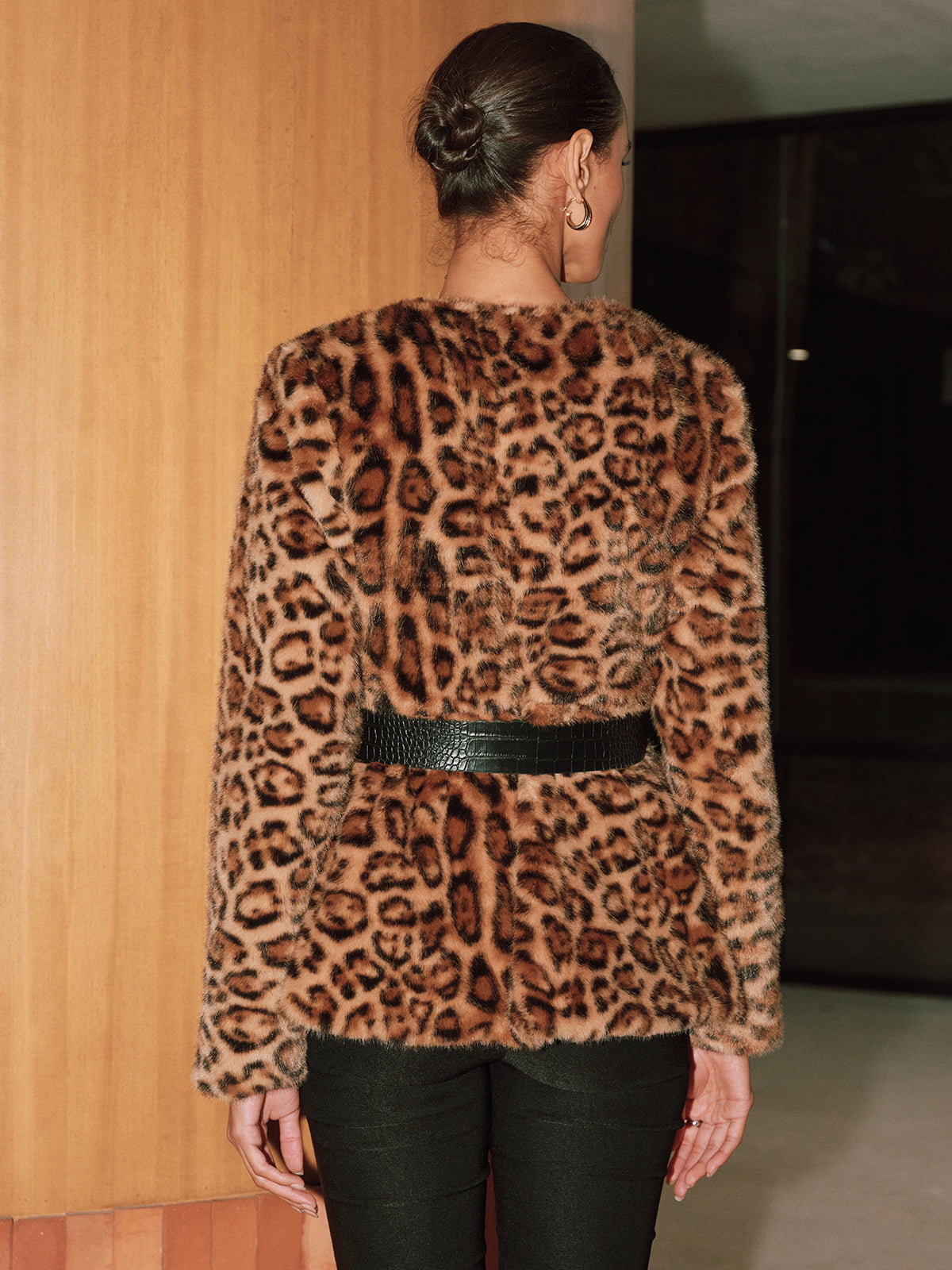 Manteau léopard en fausse fourrure avec ceinture
