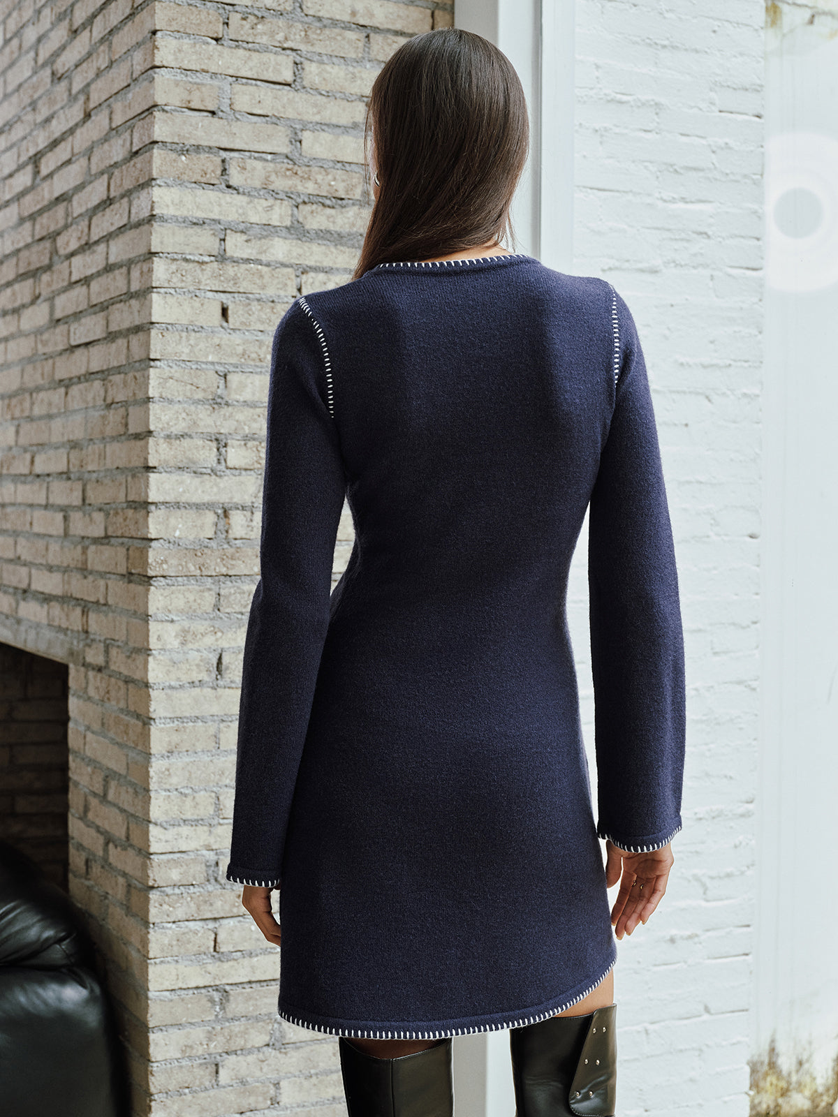 Robe courte en maille à coutures contrastées