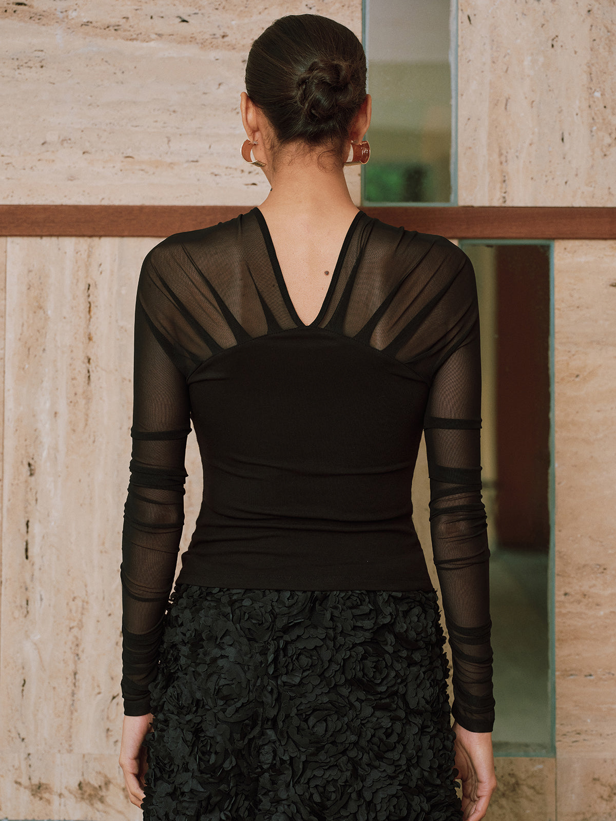 Transparente Bluse mit Mesh-Einsätzen und V-Ausschnitt