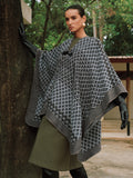 Poncho mit Hornknöpfen und Karomuster