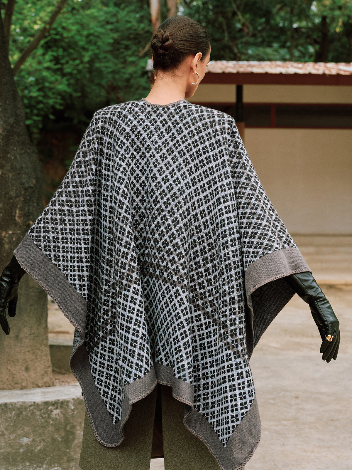 Poncho mit Hornknöpfen und Karomuster