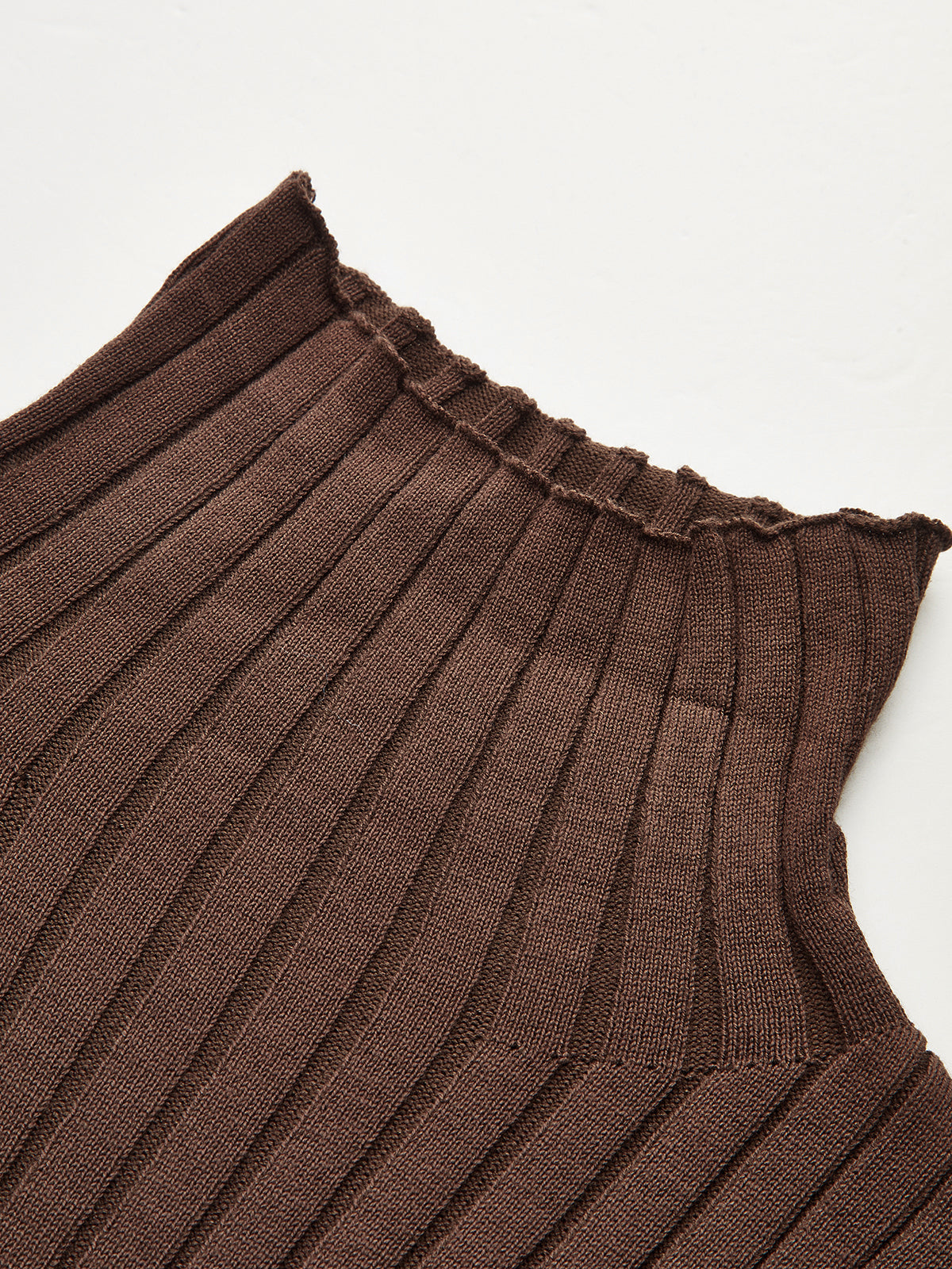 Ensemble trois pièces : pull à col roulé, gilet et pantalon en maille
