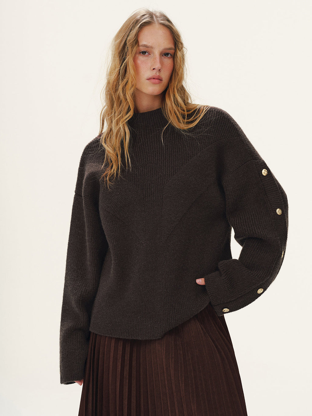 Pull en maille à col montant et détails boutonnés
