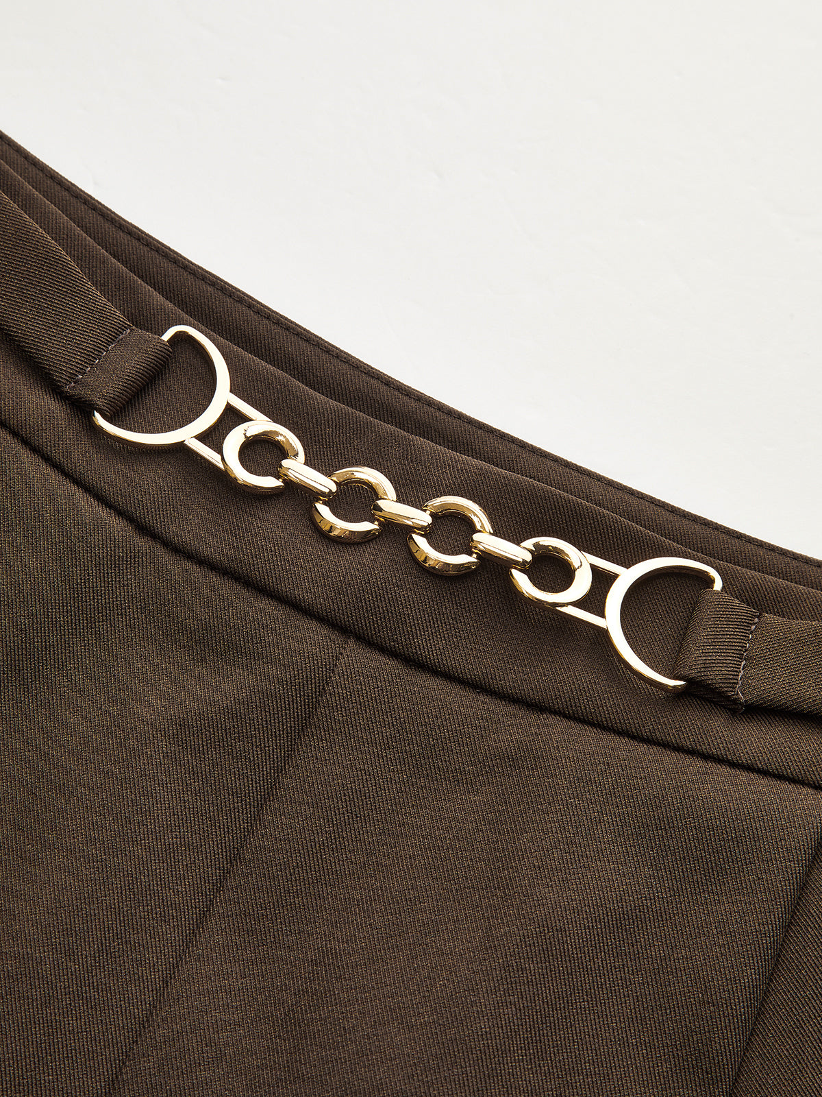 Weite Hose mit Kettendetail