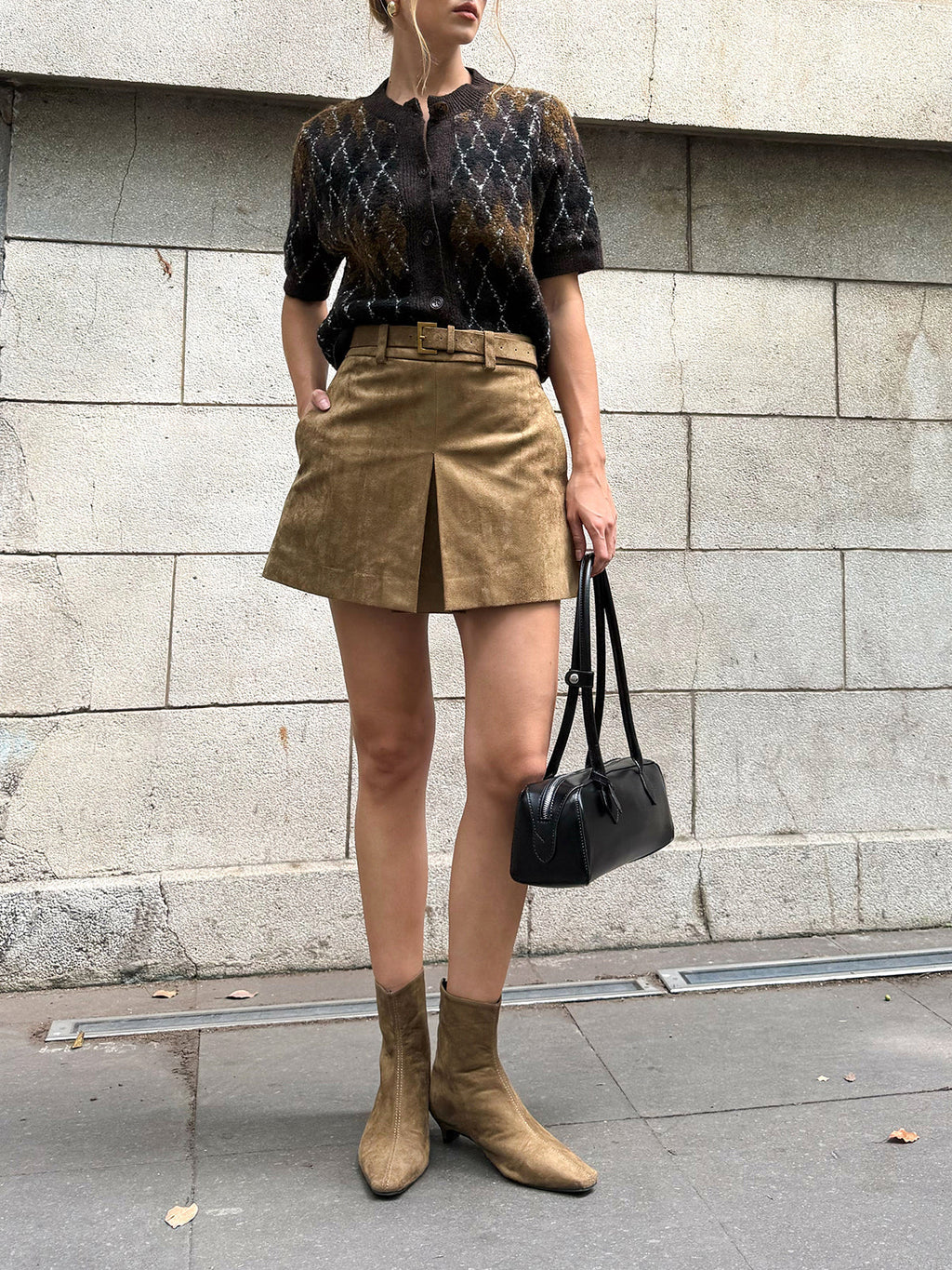 Mini-jupe fendue effet daim ceinturée
