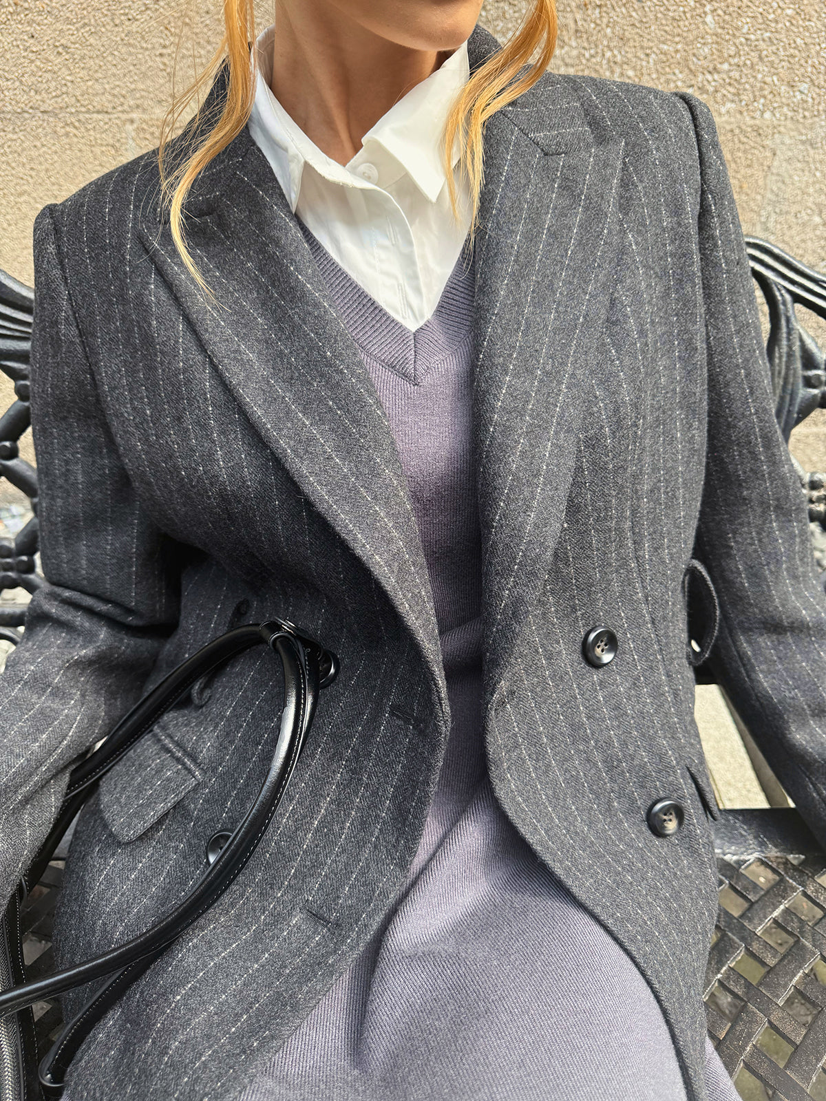 Nadelstreifen-Blazer aus Wollmischung mit Gürtel