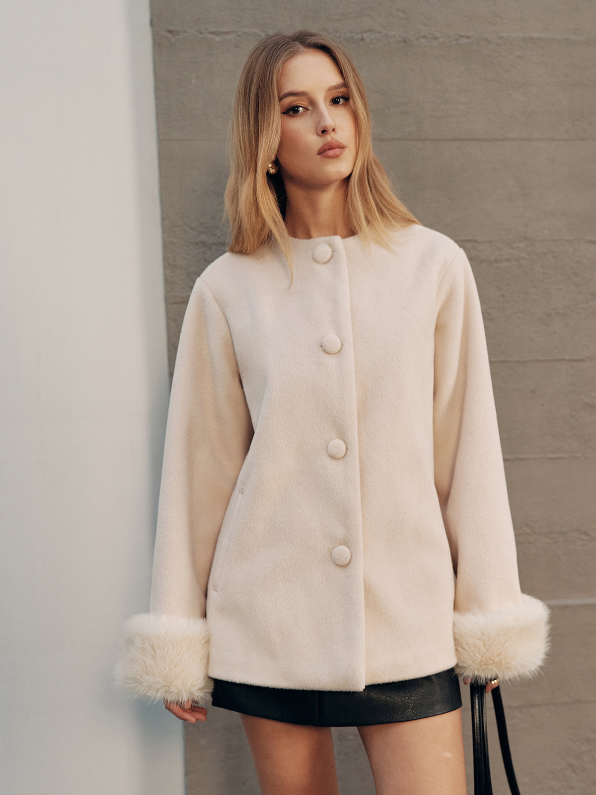 Manteau en laine mélangée avec poignets en fausse fourrure