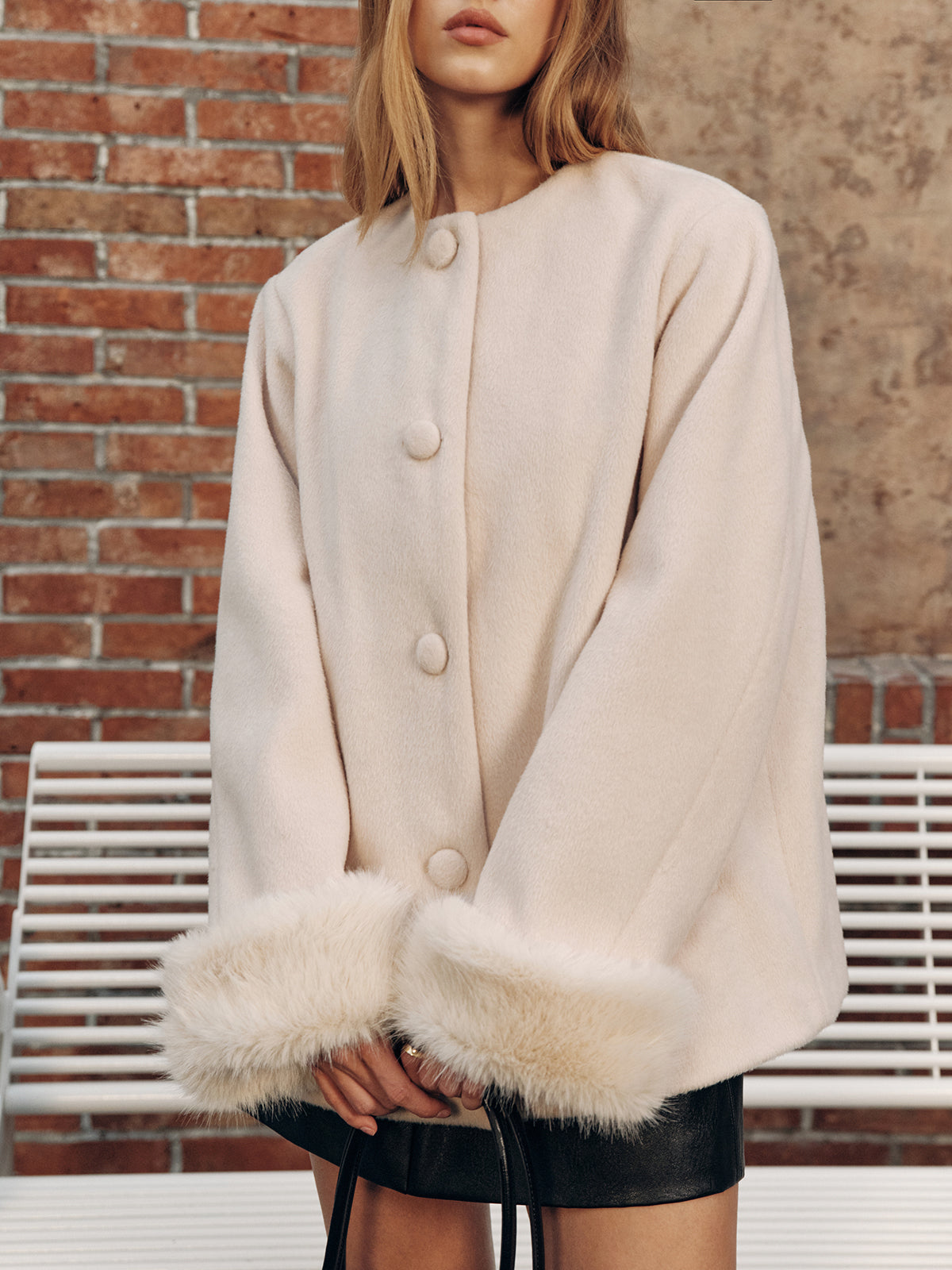 Manteau en laine mélangée avec poignets en fausse fourrure