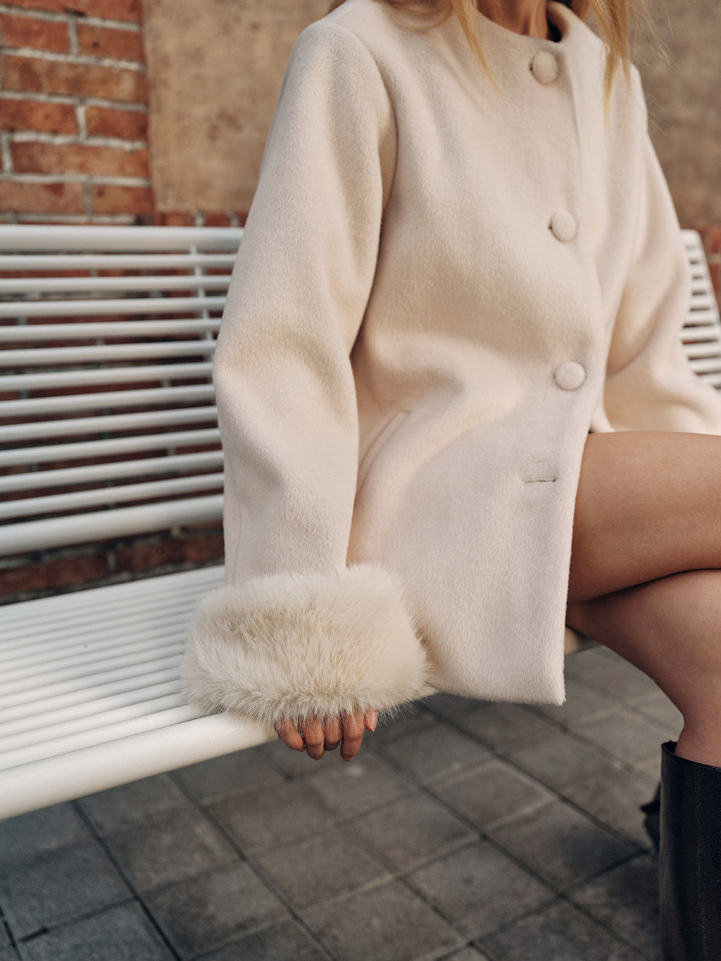 Manteau en laine mélangée avec poignets en fausse fourrure