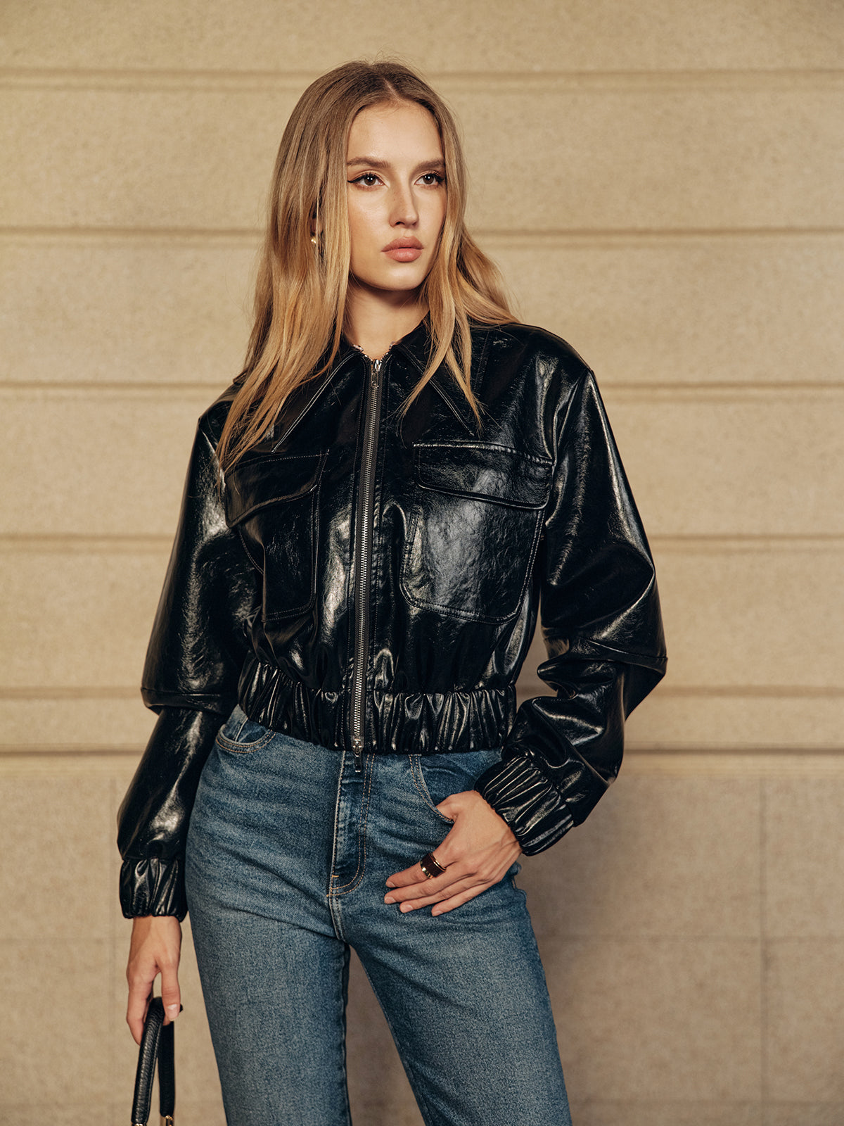 Kurze PU-Lederjacke mit Kunstfellkragen