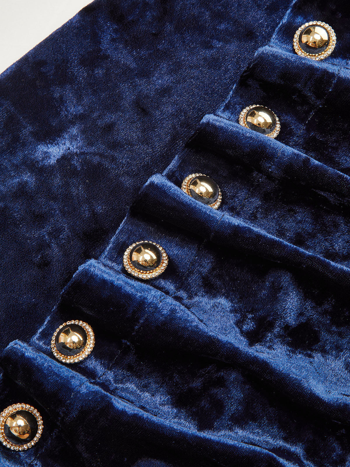 Maxikleid aus gerafftem Samt mit Metallknöpfen