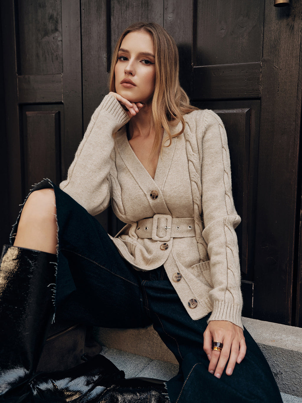 Cardigan en maille torsadée ceinturé à col en V