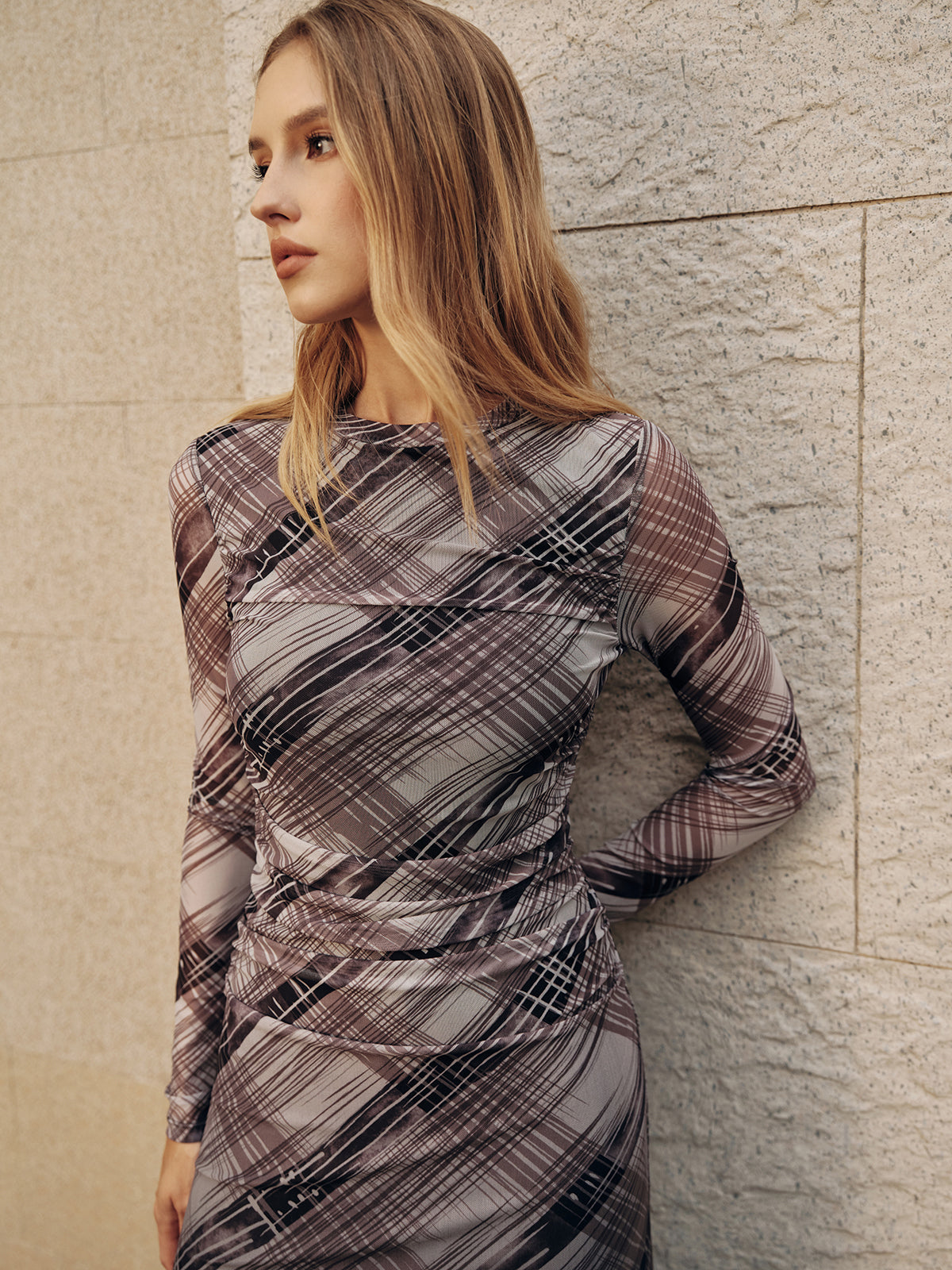 Robe longue plissée en maille écossaise à manches longues