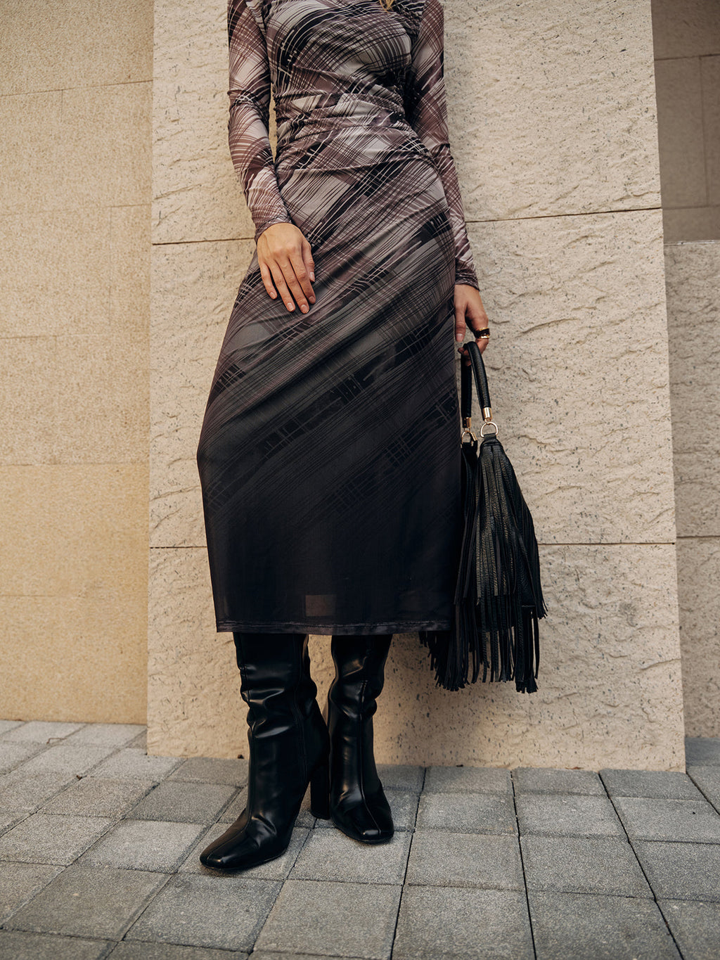 Langärmeliges kariertes Maxikleid aus Mesh mit Raffungen