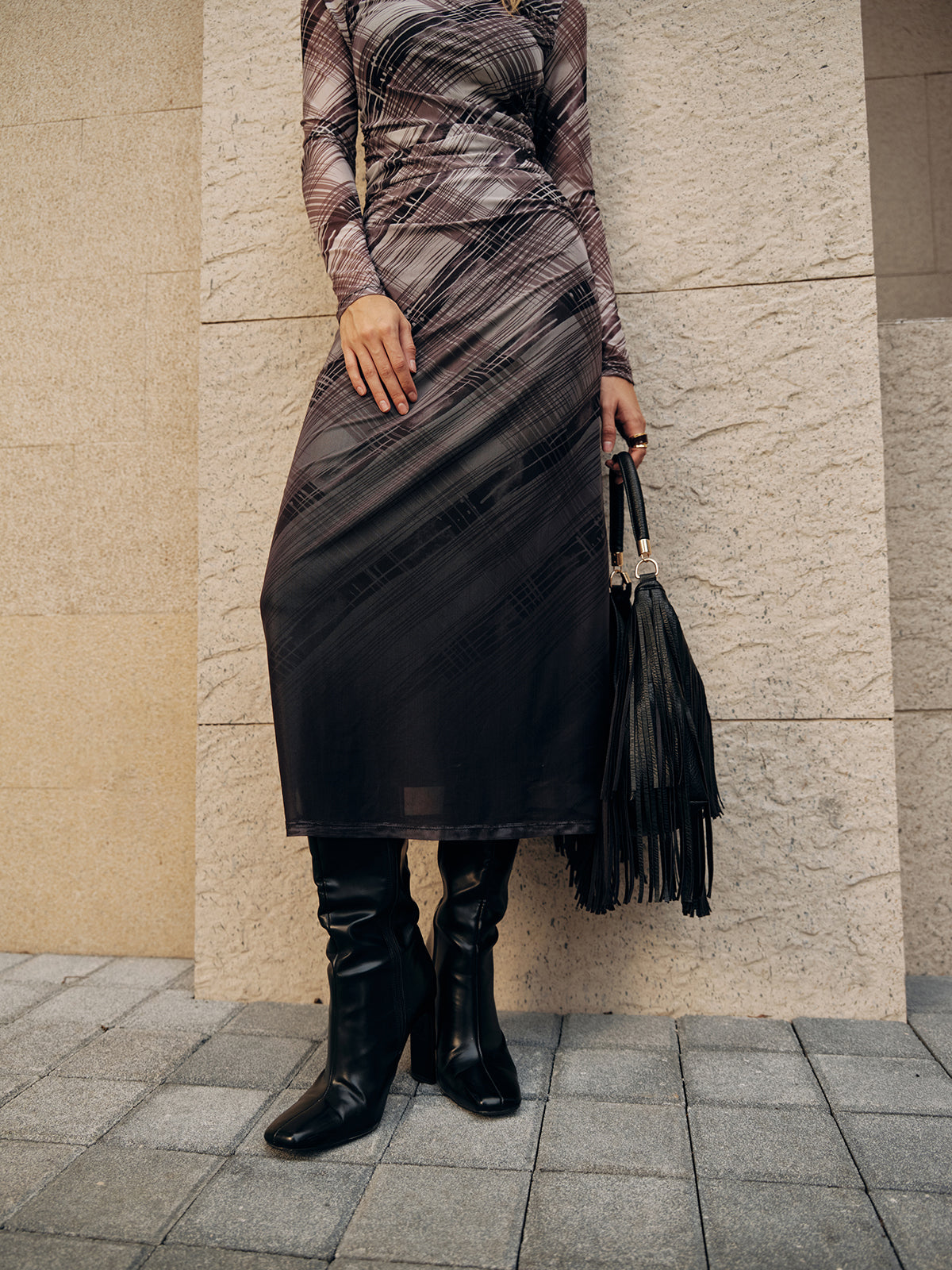 Robe longue plissée en maille écossaise à manches longues