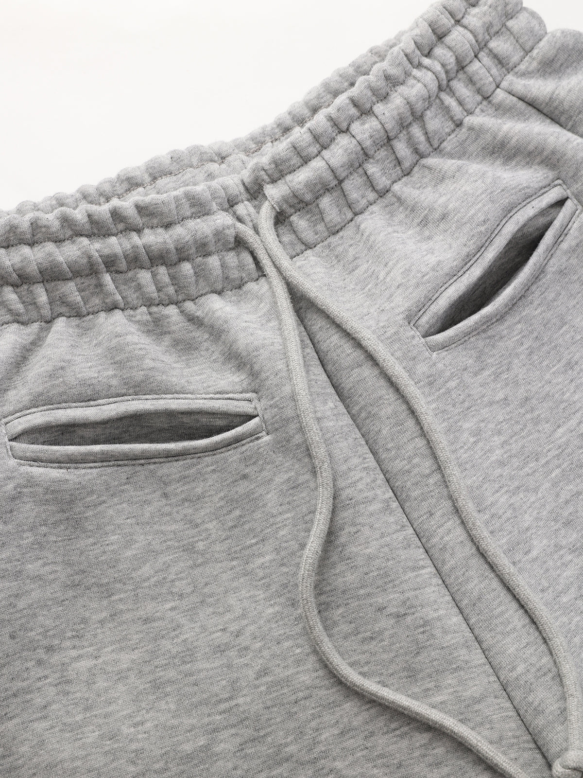 Sweatpants mit geschwungenem Bein und Kordelzug