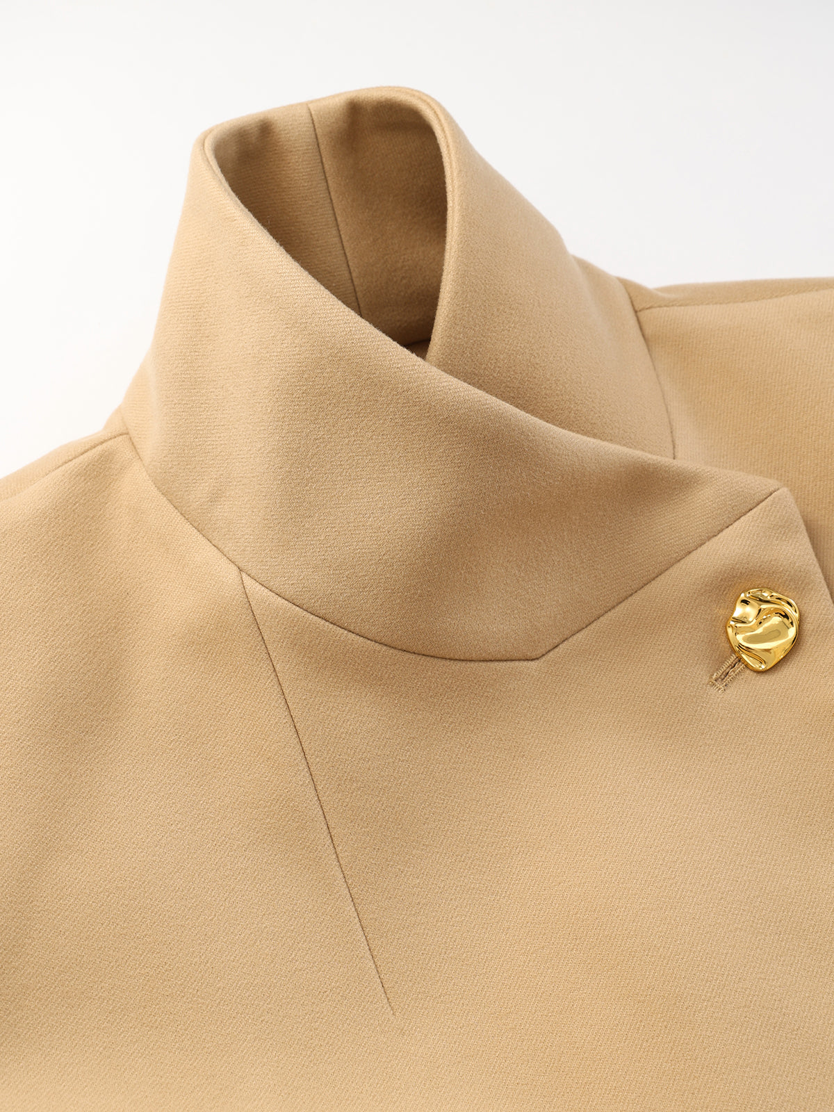 Manteau long à col montant, boutons métalliques et ceinture