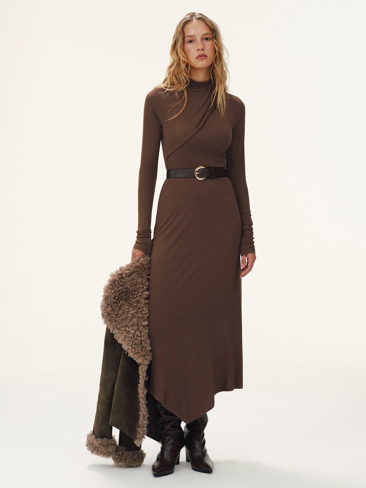 Robe longue asymétrique à col roulé et ceinture
