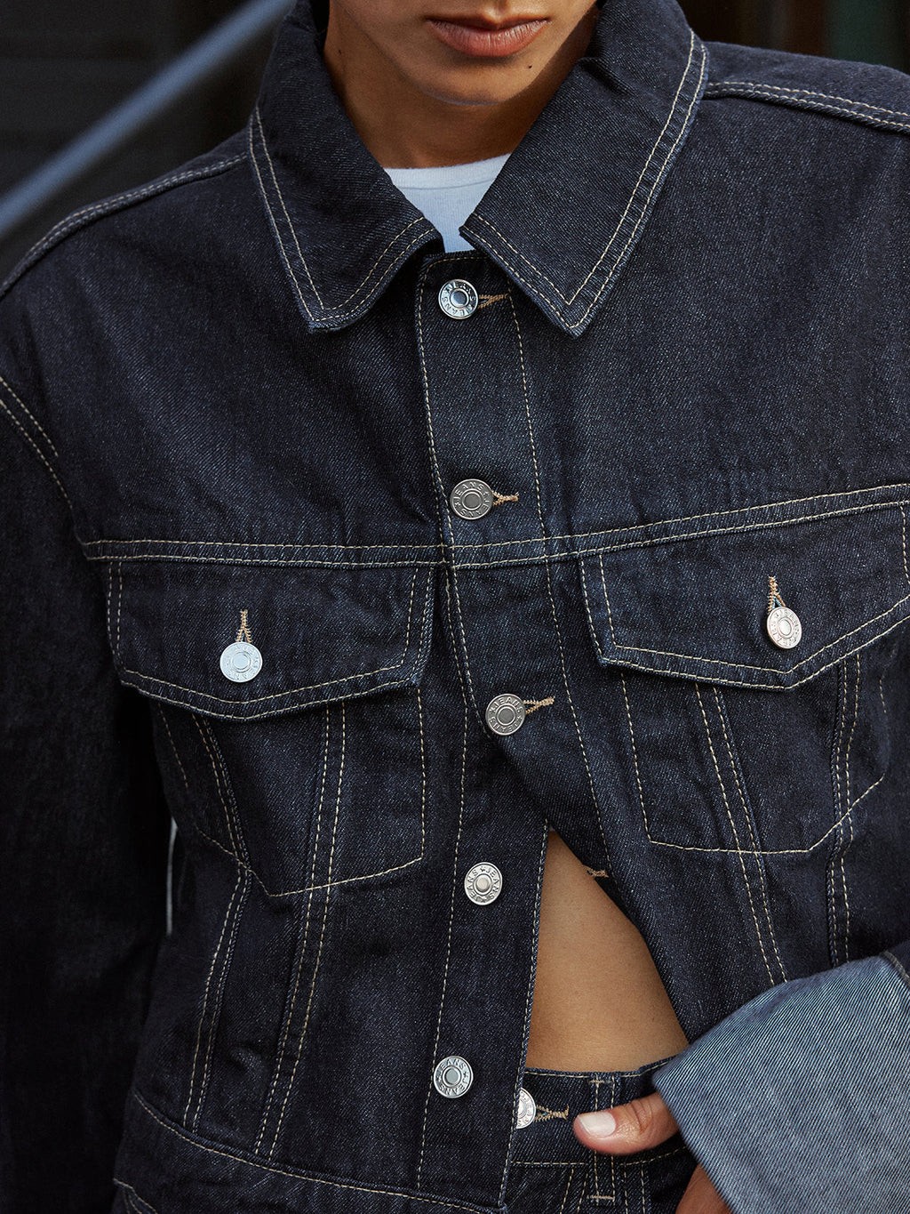 Jeansjacke mit gekrempelten Ärmeln