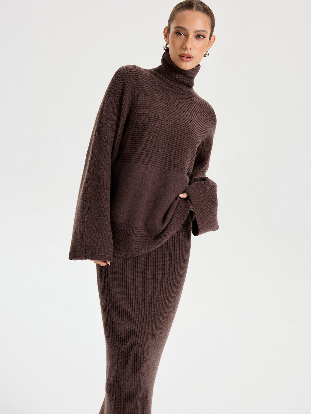 Ensemble pull col roulé en maille et jupe longue