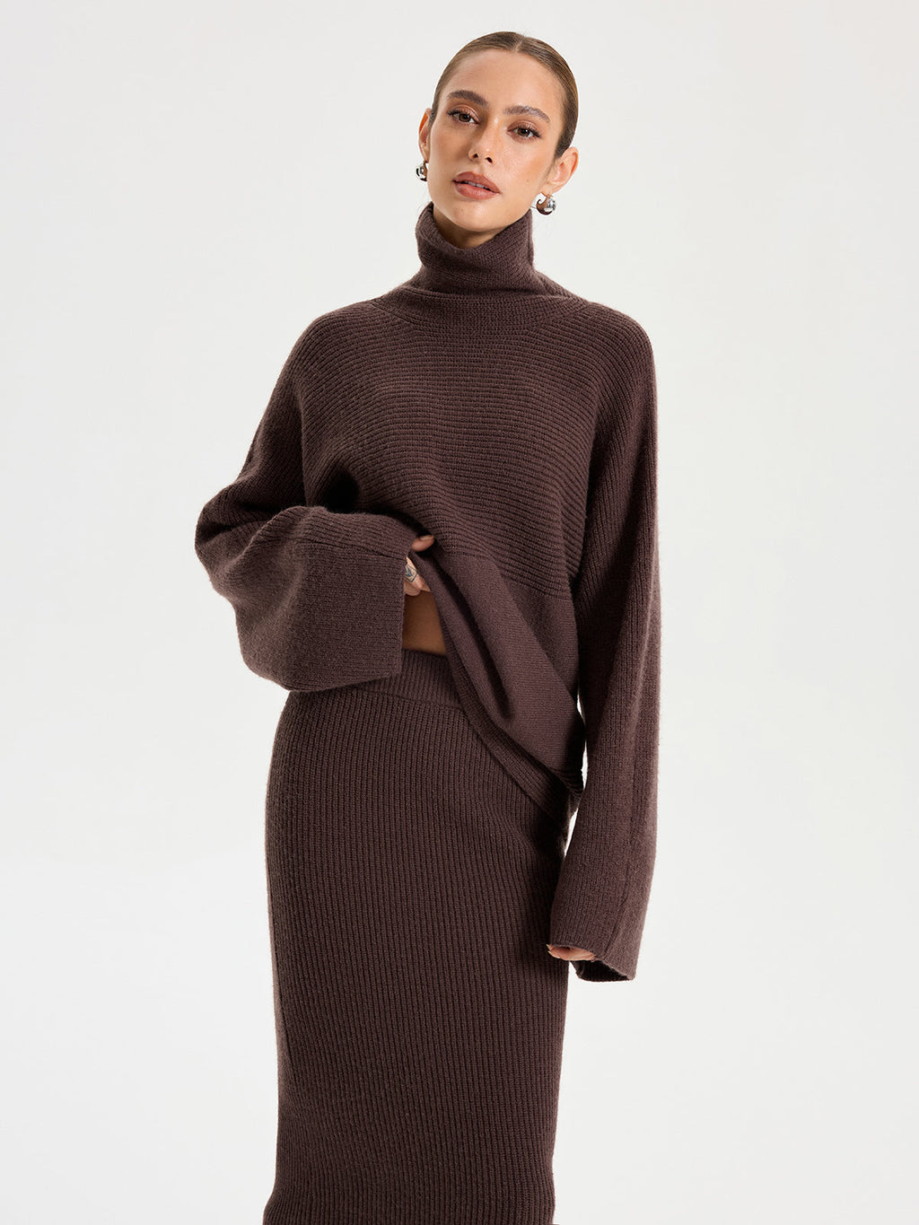 Ensemble pull col roulé en maille et jupe longue