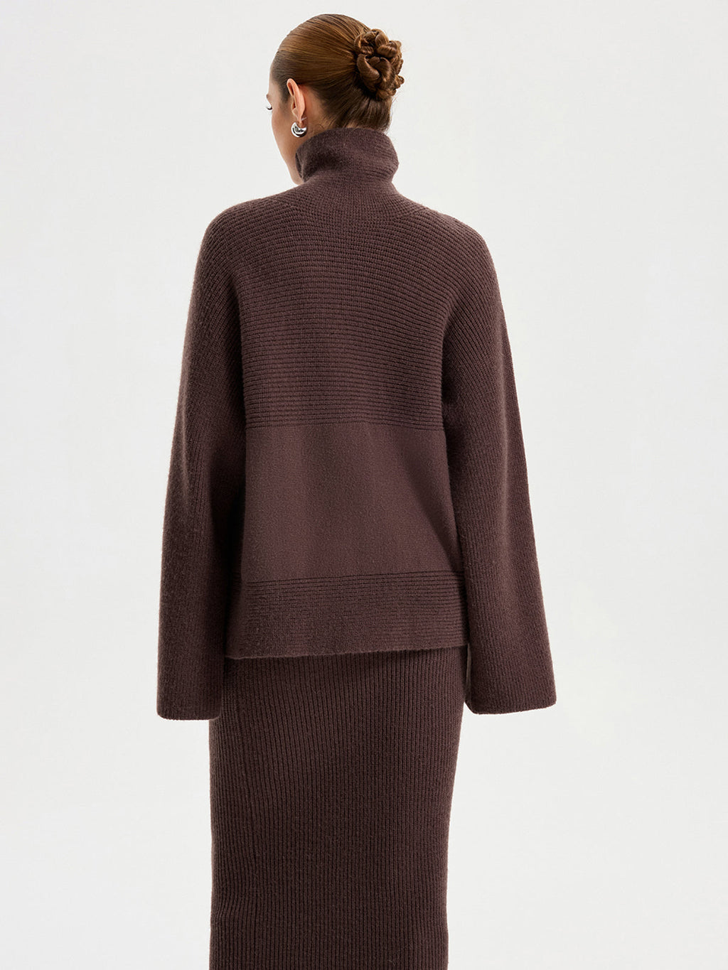 Ensemble pull col roulé en maille et jupe longue
