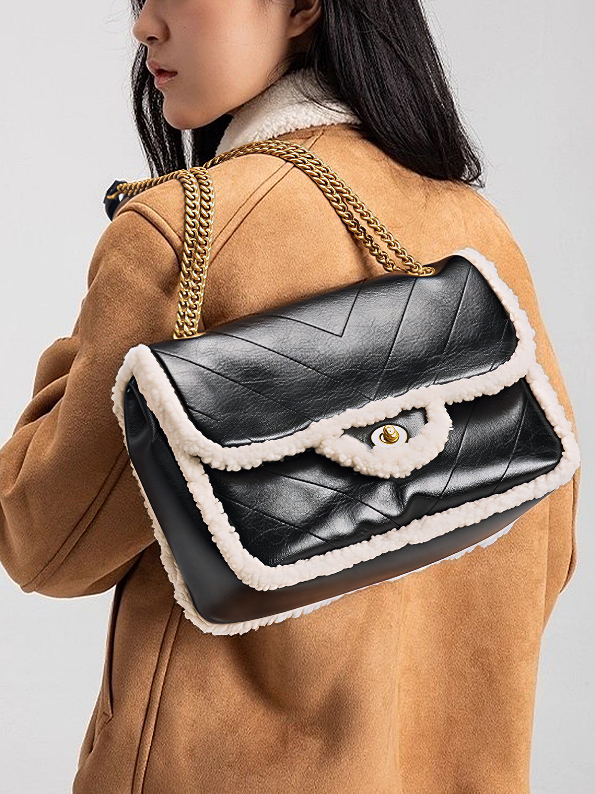 Sac porté épaule avec chaîne et garniture en peau lainée