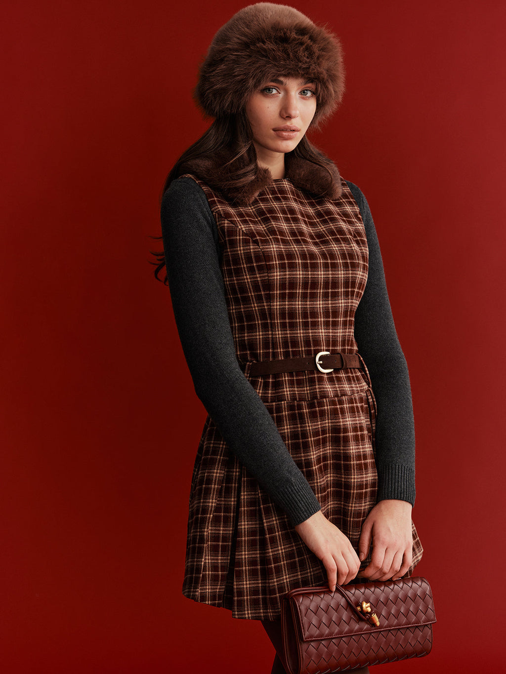 Mini-robe sans manches à carreaux et ceinturée