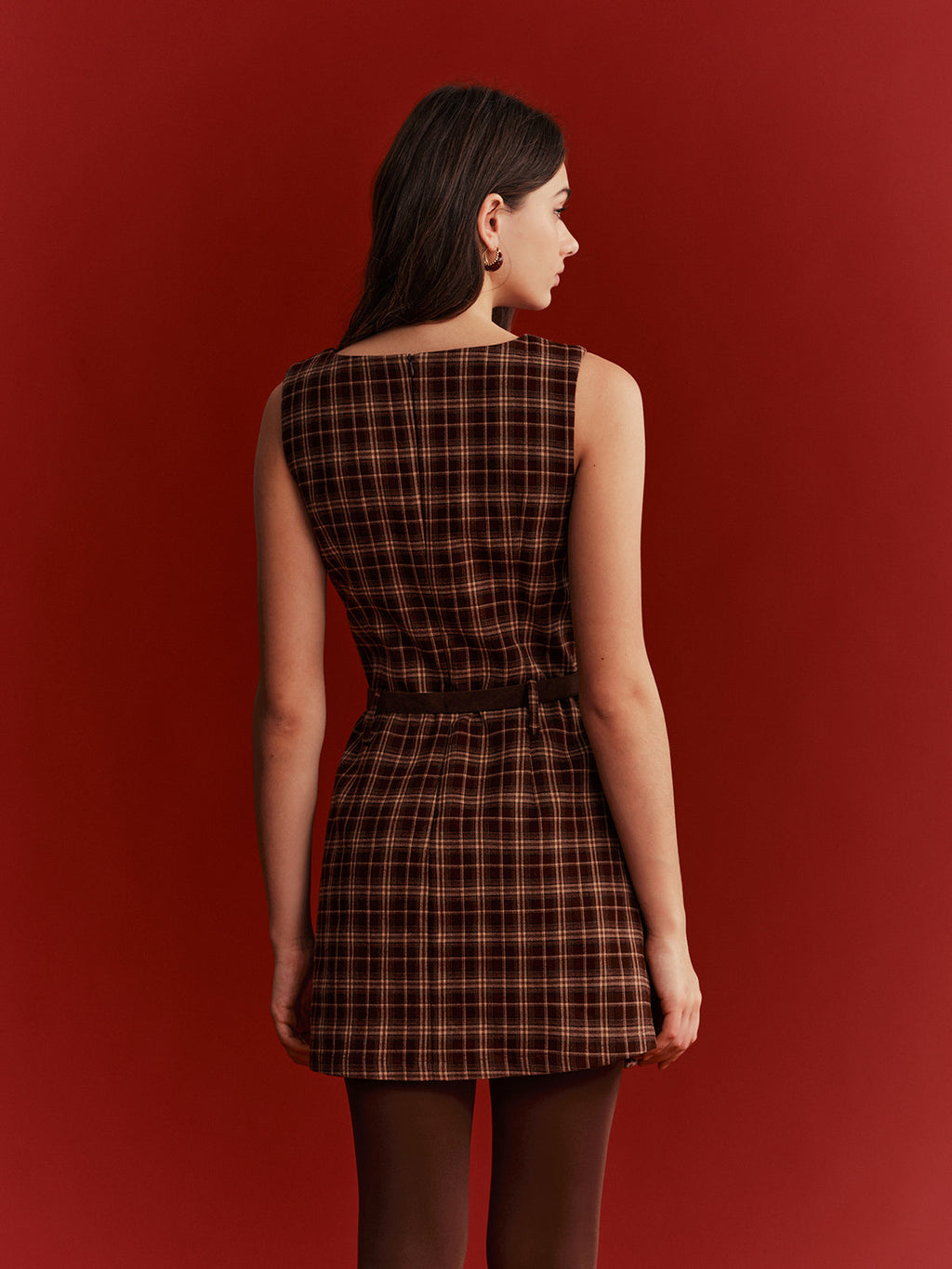 Mini-robe sans manches à carreaux et ceinturée