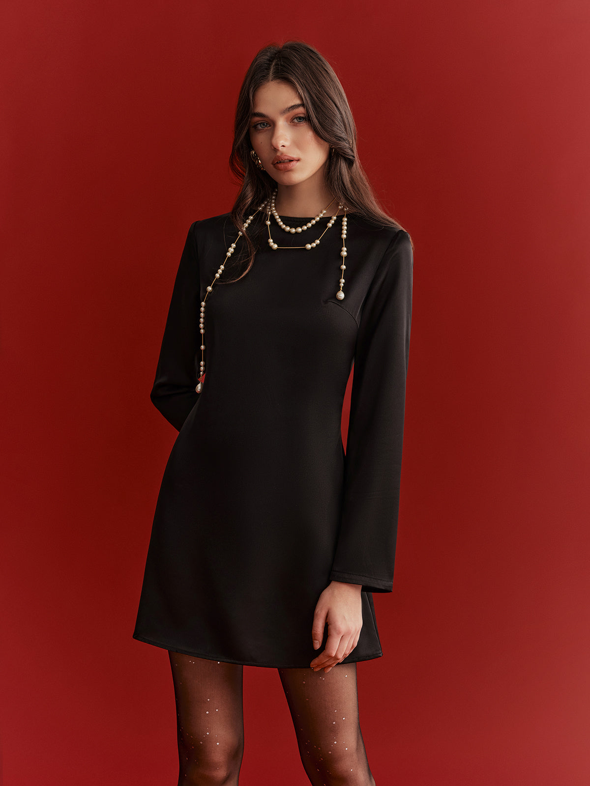 Mini-robe sans dos en satin ornée d'un nœud